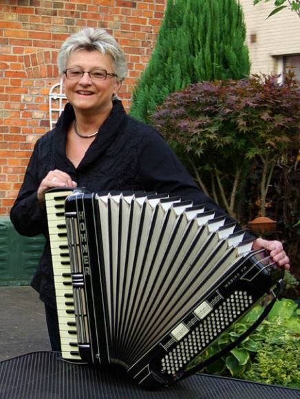 Ursula Dempwolff bietet Akkordeon Unterricht